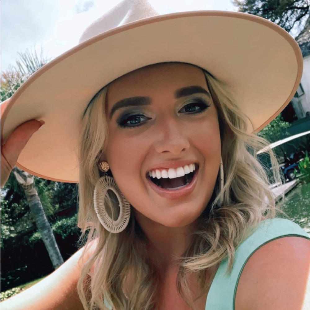 Meet your Posher, Maddie